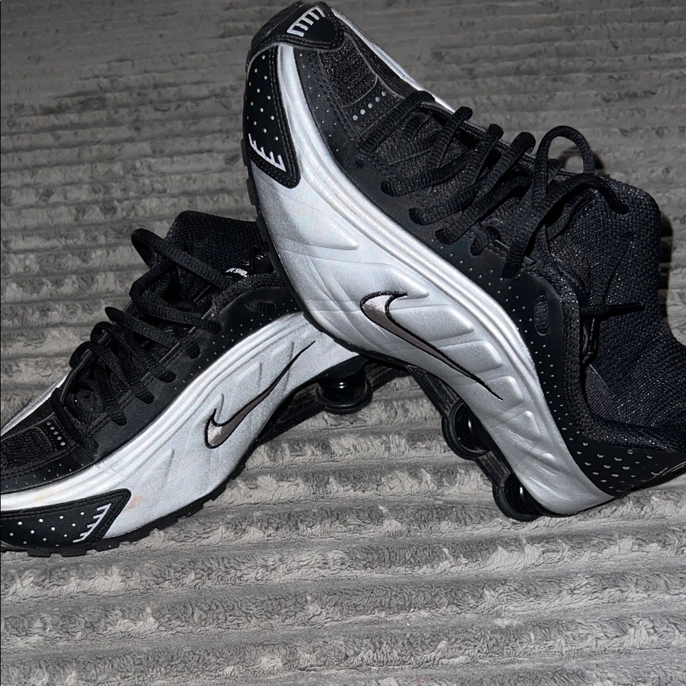 Nike Men's Black and Silver Shox